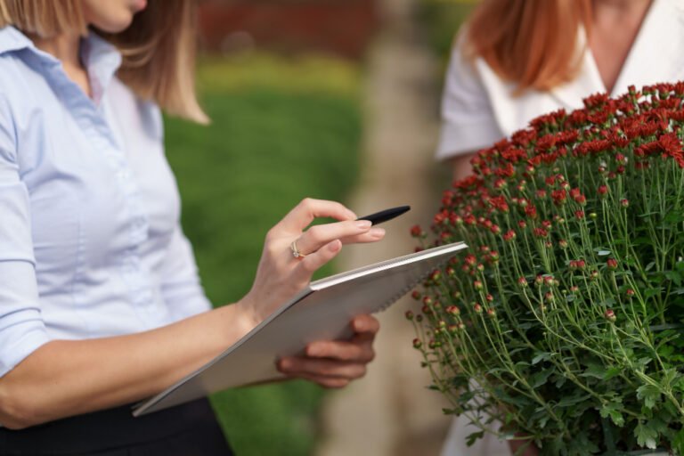 When Should a Company Hire an Event Organizer Instead of Using an In-House Team?
